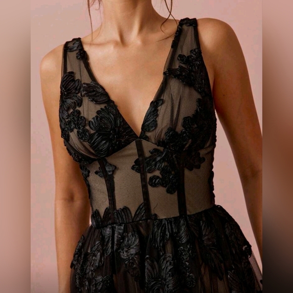 New Chic Floral Embroidered Applique Full Midi Dress Black Sleeveless - Picture 4 of 10